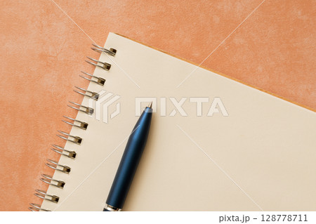 リングノートと青いボールペンのシンプルな構図 128778711
