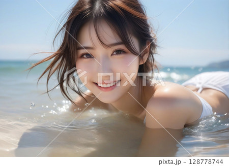綺麗な海でビキニを着た笑顔のかわいい女の子のポートレート 128778744