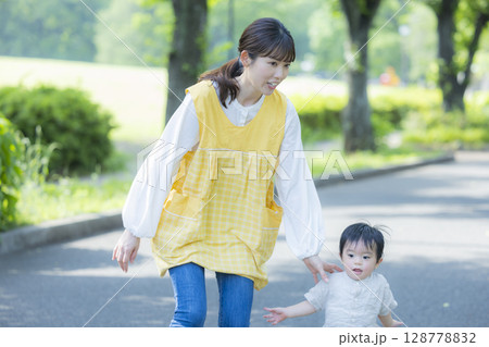 公園で遊ぶ親子 128778832