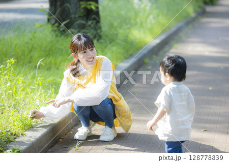 公園で遊ぶ親子 128778839