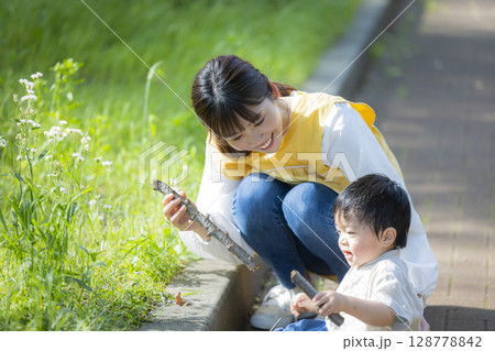 公園で遊ぶ親子 128778842