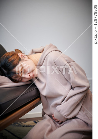 つわりに苦しむ女性　妊婦　マタニティ 128778908