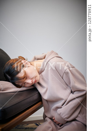 つわりに苦しむ女性　妊婦　マタニティ 128778911