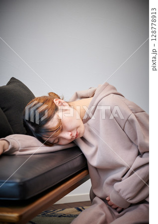 つわりに苦しむ女性　妊婦　マタニティ 128778913