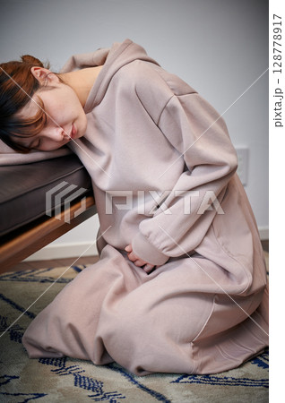 つわりに苦しむ女性 妊婦 マタニティ つわりに苦しむ女性 妊婦 マタニティ 128778917