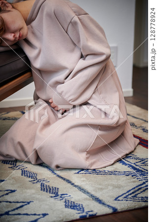 つわりに苦しむ女性　妊婦　マタニティ 128778924