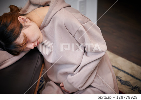 つわりに苦しむ女性　妊婦　マタニティ 128778929