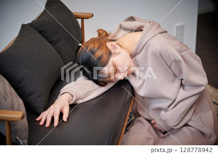 つわりに苦しむ女性 妊婦 マタニティ つわりに苦しむ女性 妊婦 マタニティ 128778942