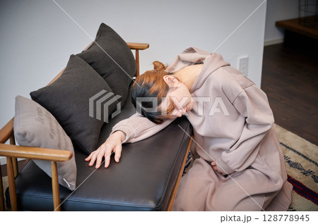 つわりに苦しむ女性　妊婦　マタニティ 128778945