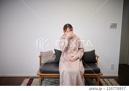 つわりに苦しむ女性 妊婦 マタニティ つわりに苦しむ女性 妊婦 マタニティ 128778957