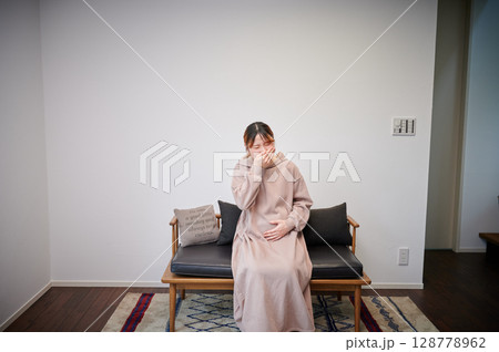つわりに苦しむ女性　妊婦　マタニティ 128778962