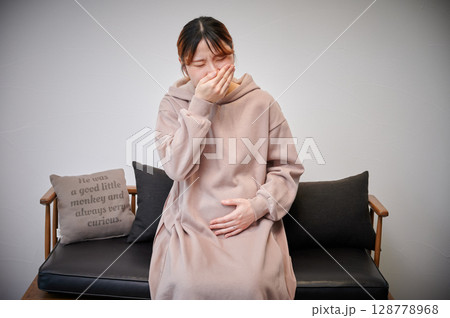 つわりに苦しむ女性　妊婦　マタニティ 128778968