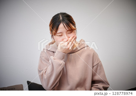 つわりに苦しむ女性　妊婦　マタニティ 128778974