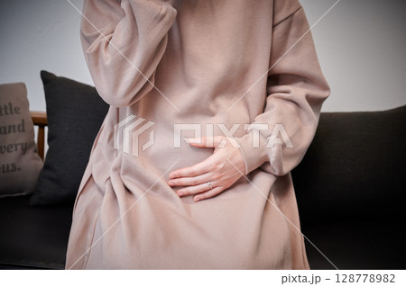 つわりに苦しむ女性　妊婦　マタニティ 128778982
