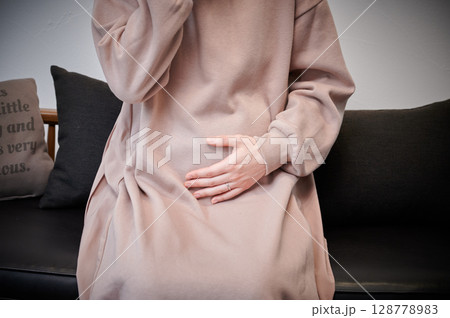 つわりに苦しむ女性 妊婦 マタニティ つわりに苦しむ女性 妊婦 マタニティ 128778983