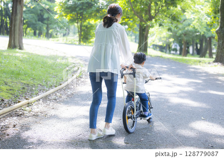 自転車に乗る練習をする親子 自転車に乗る練習をする親子 128779087