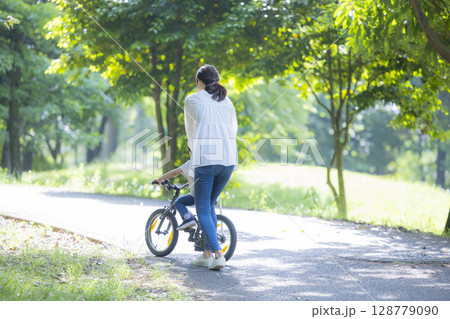 自転車に乗る練習をする親子 自転車に乗る練習をする親子 128779090