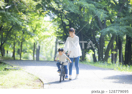 自転車に乗る練習をする親子 自転車に乗る練習をする親子 128779095