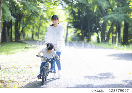 自転車に乗る練習をする親子 自転車に乗る練習をする親子 128779097