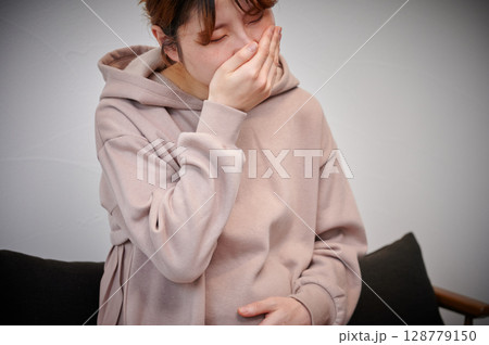 つわりに苦しむ女性 妊婦 マタニティ つわりに苦しむ女性 妊婦 マタニティ 128779150