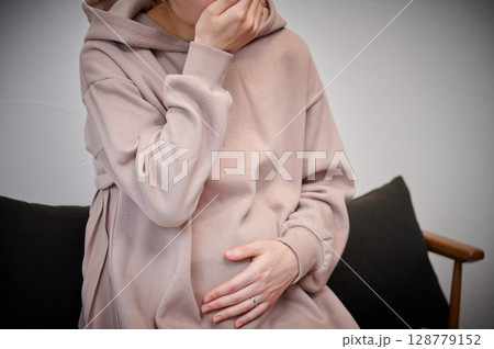 つわりに苦しむ女性　妊婦　マタニティ 128779152