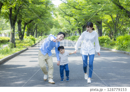 新緑の公園を歩く家族 新緑の公園を歩く家族 128779153
