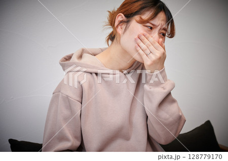 つわりに苦しむ女性　妊婦　マタニティ 128779170