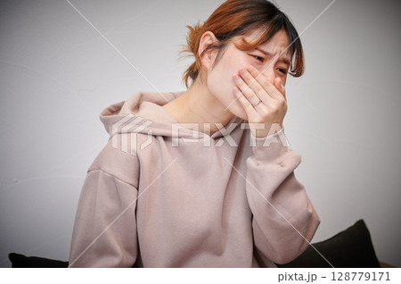 つわりに苦しむ女性　妊婦　マタニティ 128779171