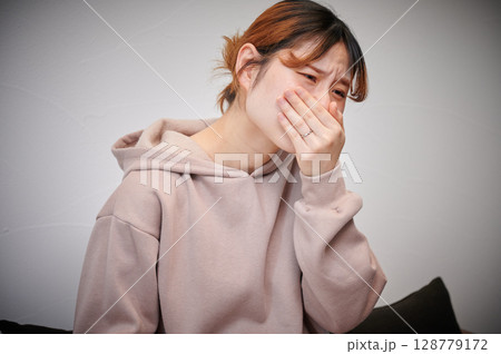 つわりに苦しむ女性　妊婦　マタニティ 128779172