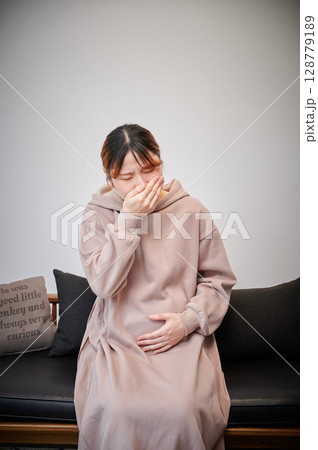 つわりに苦しむ女性 妊婦 マタニティ つわりに苦しむ女性 妊婦 マタニティ 128779189