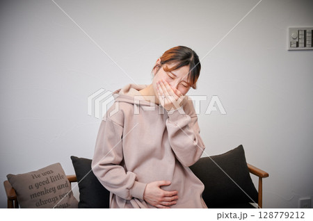 つわりに苦しむ女性 妊婦 マタニティ つわりに苦しむ女性 妊婦 マタニティ 128779212