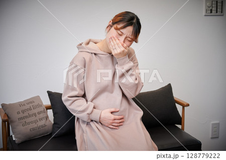 つわりに苦しむ女性　妊婦　マタニティ 128779222