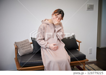 つわりに苦しむ女性　妊婦　マタニティ 128779225