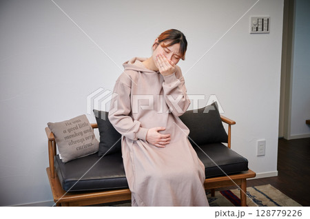 つわりに苦しむ女性　妊婦　マタニティ 128779226