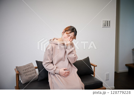 つわりに苦しむ女性　妊婦　マタニティ 128779228