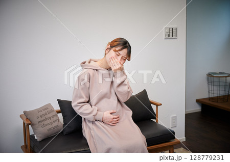 つわりに苦しむ女性 妊婦 マタニティ つわりに苦しむ女性 妊婦 マタニティ 128779231