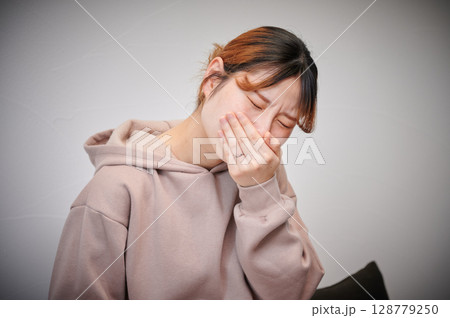 つわりに苦しむ女性　妊婦　マタニティ 128779250