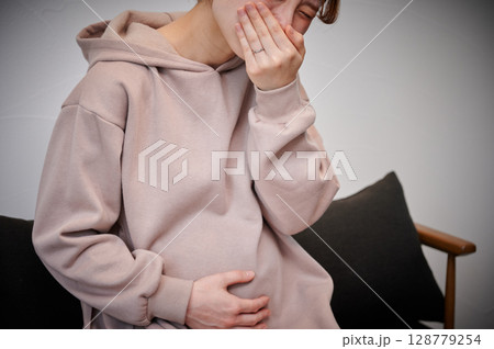 つわりに苦しむ女性 妊婦 マタニティ つわりに苦しむ女性 妊婦 マタニティ 128779254