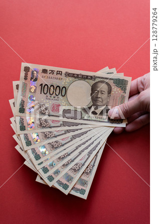 お金を持っている人 128779264