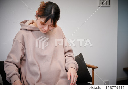 つわりに苦しむ女性　妊婦　マタニティ 128779311