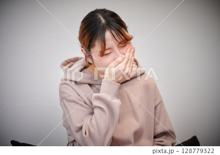 つわりに苦しむ女性　妊婦　マタニティ 128779322