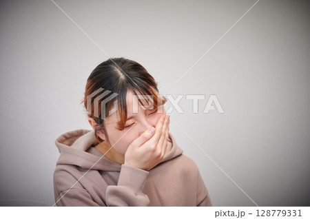 つわりに苦しむ女性 妊婦 マタニティ つわりに苦しむ女性 妊婦 マタニティ 128779331