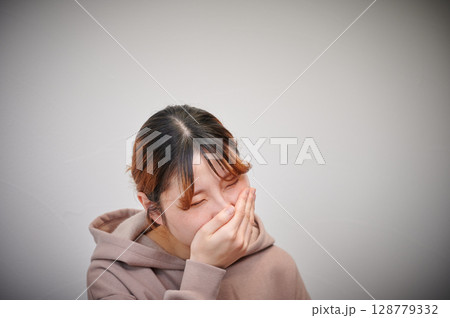 つわりに苦しむ女性　妊婦　マタニティ 128779332