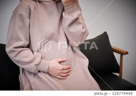 つわりに苦しむ女性　妊婦　マタニティ 128779448