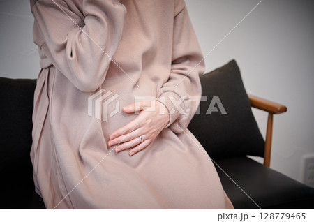 つわりに苦しむ女性 妊婦 マタニティ つわりに苦しむ女性 妊婦 マタニティ 128779465