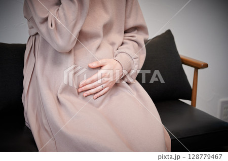 つわりに苦しむ女性 妊婦 マタニティ つわりに苦しむ女性 妊婦 マタニティ 128779467