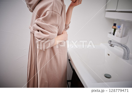 つわりに苦しむ女性 妊婦 マタニティ つわりに苦しむ女性 妊婦 マタニティ 128779471