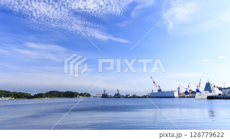 横須賀港の海上自衛隊 128779622
