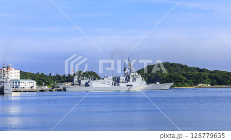 横須賀港の海上自衛隊 128779635