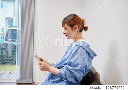 妊婦　マタニティ　椅子　微笑ましい エコー写真 128779652